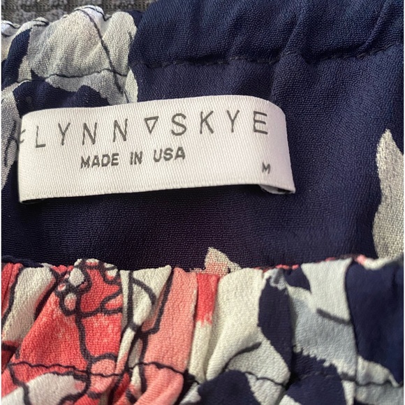 Off the shoulders crop top with ruffle overlay and back zipper - Picture 3 of 6